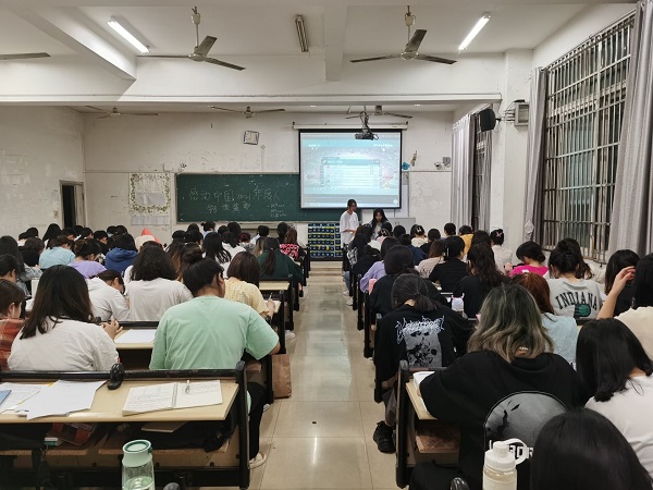 贵阳卫生学校组织观看2021年感动中国人物颁奖典礼