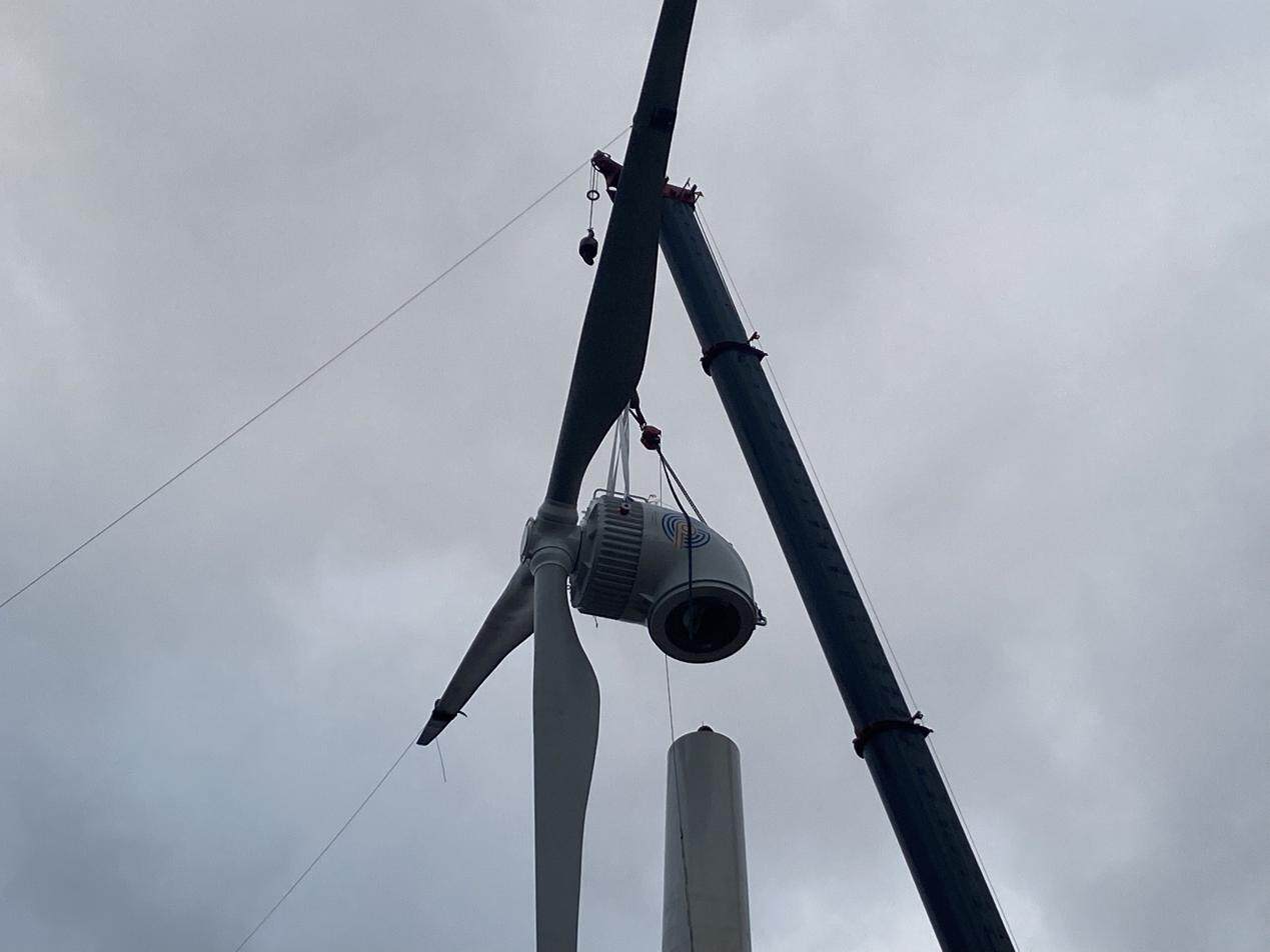 我院“零碳校园”建设行动新进展  ——三台风力发电机组顺利吊装完成